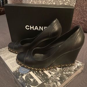 CHANEL BLACK LEATHER WEDGE SHOES SIZE 39.5